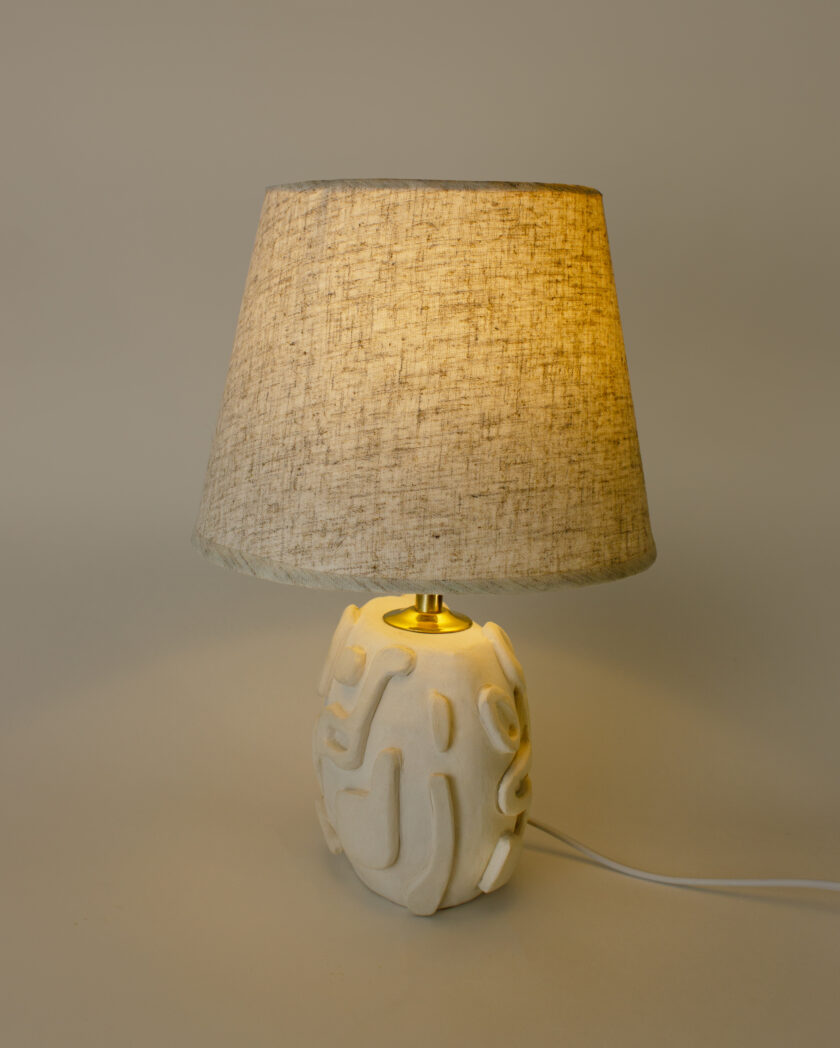 Ceramic table lamp with lampshade. Beige-2000-1